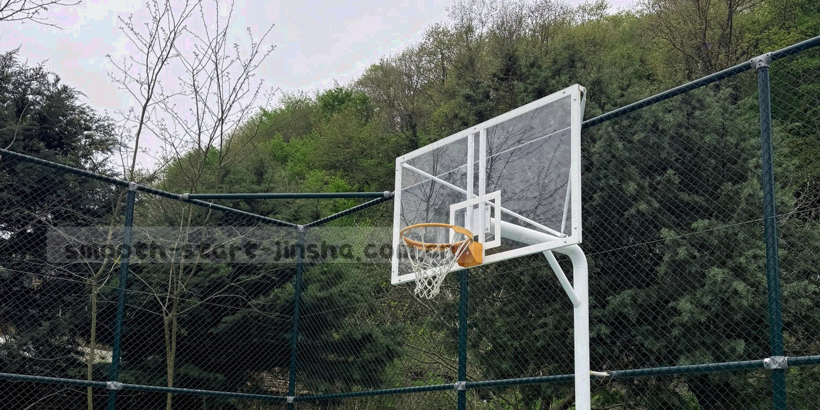 沙丘地层般的抽象横向纹理，叠加细线网格，象征多年积累与清晰层次